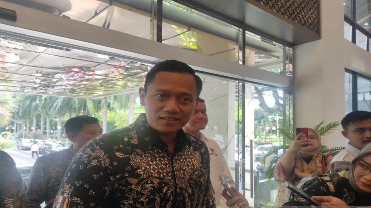 Menteri Agraria dan Tata Ruang/Kepala Badan Pertanahan Nasional Agus Harimurti Yudhoyono (AHY) saat mendatangi Kantor Kemenko Perekonomian, Jakarta, Senin (26/2/2024) (ANTARA/Bayu Saputra)