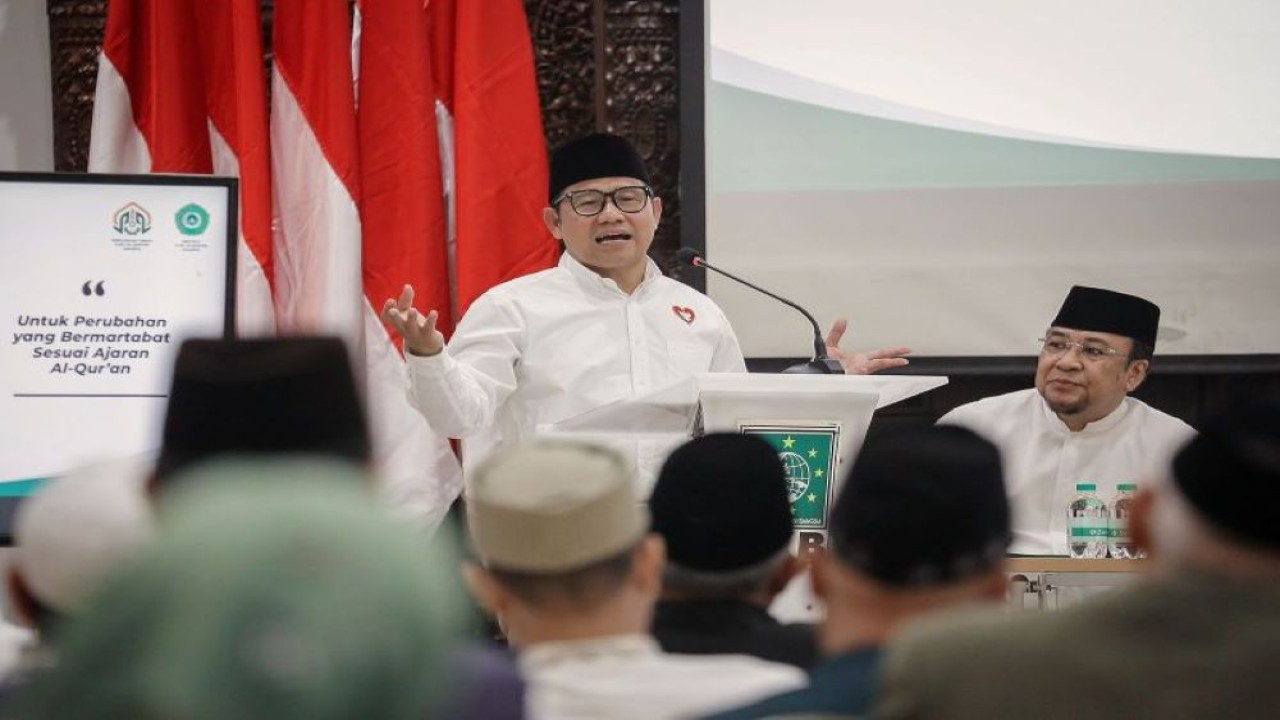 Calon wakil presiden nomor urut satu, Muhaimin Iskandar, menyaksikan deklarasi dukungan dari alumni PTIQ dan IIQ di Kantor DPP PKB, Jakarta, Minggu (4/2/2034). ANTARA/HO-Tim Media AMIN