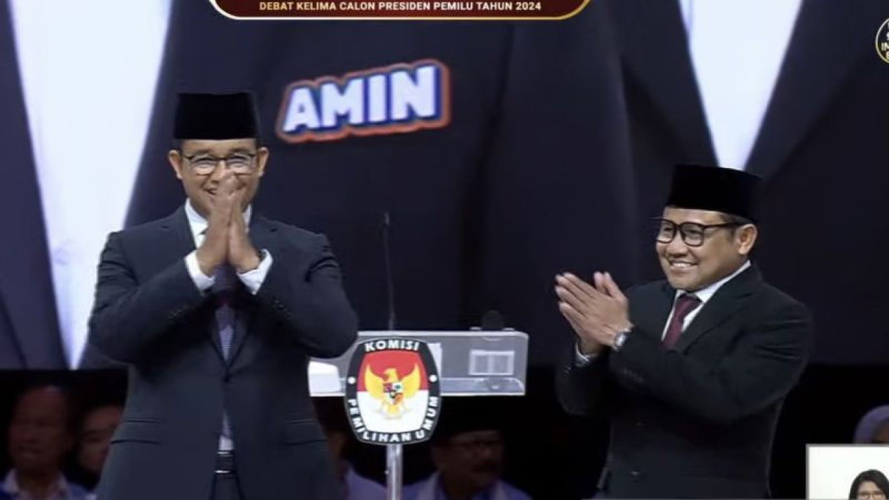 Tangkapan layar Anies Baswedan dan Muhaimin Iskandar saat menghadiri debat kelima capres yang diselenggarakan KPU di Balai Sidang Jakarta, Jakarta, Minggu (4/2/2024). ANTARA/Youtube-KPU