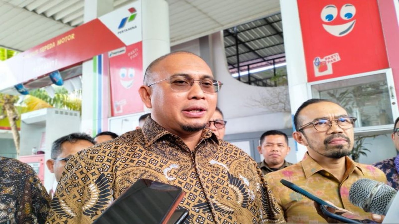 Anggota Komisi VI DPR RI asal Provinsi Sumatera Barat (Sumbar) Andre Rosiade saat diwawancarai awak media massa di Kota Padang. (ANTARA/Muhammad Zulfikar).