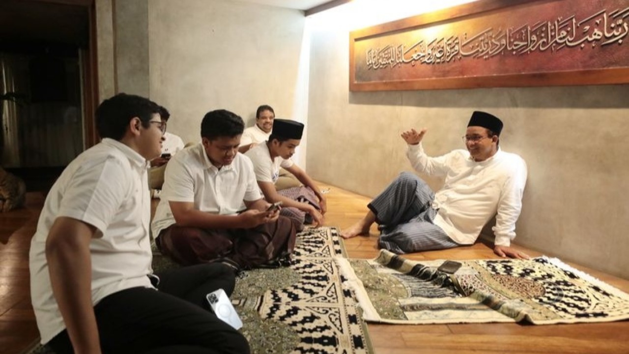 Capres Anies Baswedan usai salat subuh berjamaah dengan keluarga.