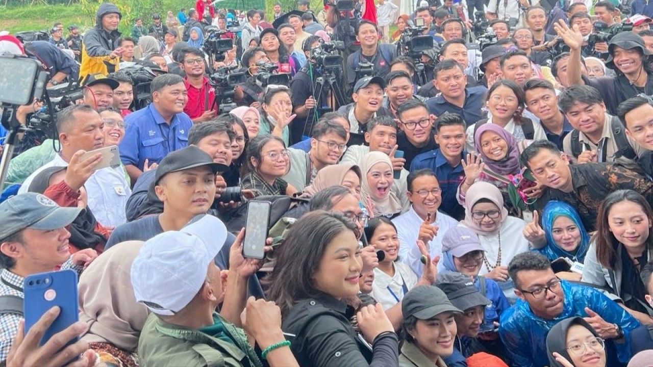 Capres Anies Baswedan dan istri berfoto bersama para wartawan.