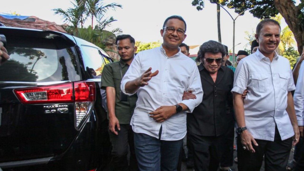 Capres nomor urut 1 Anies Baswedan (kiri) bersama Kapten Timnas Amin Muhammad Syaugi (kanan) dan Rgoma Irama (kanan) menyapa wartawan saat berkunjung ke markas Soneta Record, Kota Depok, Jawa Barat, Sabtu (20/1/2024). . ANTARA FOTO/Yulius Satria Wijaya/nz (ANTARA FOTO/YULIUS SATRIA WIJAYA)