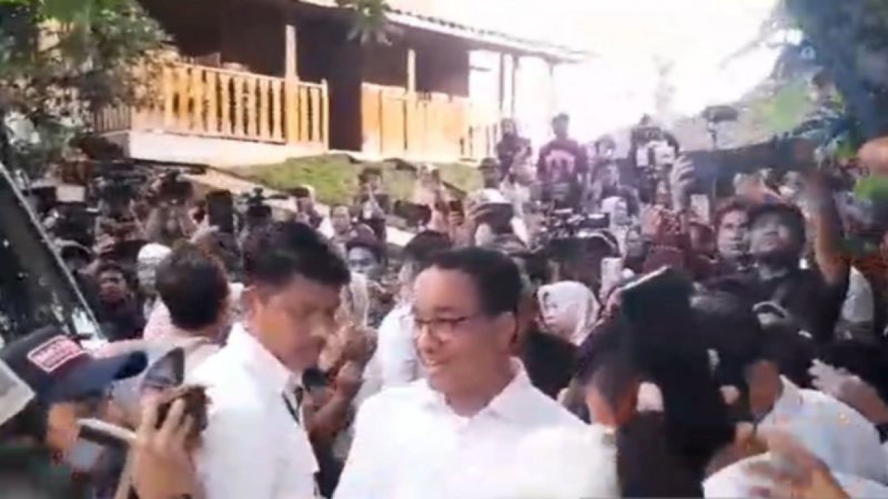 Calon presiden nomor urut satu Anies Baswedan bersiap menuju lokasi debat Pilpres dari kediamannya di Lebak Bulus, Jakarta Selatan, Minggu (4/2/2024) sore. ANTARA/Fauzi Lamboka