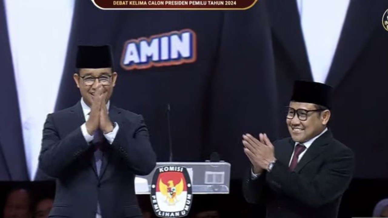 Tangkapan layar Anies Baswedan dan Muhaimin Iskandar saat menghadiri debat kelima capres yang diselenggarakan KPU di JCC, Jakarta, Minggu (4/2/2024) malam. ANTARA/Youtube-KPU RI