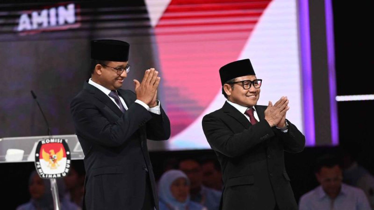 Capres-cawapres nomor urut 1 Anies Baswedan (kiri) dan Muhaimin Iskandar tiba di lokasi debat kelima Pilpres 2024 di Balai Sidang Jakarta Convention Center (JCC) Senayan, Jakarta, Minggu (4/2/2024) malam. ANTARA FOTO/Aditya Pradana Putra/nym.