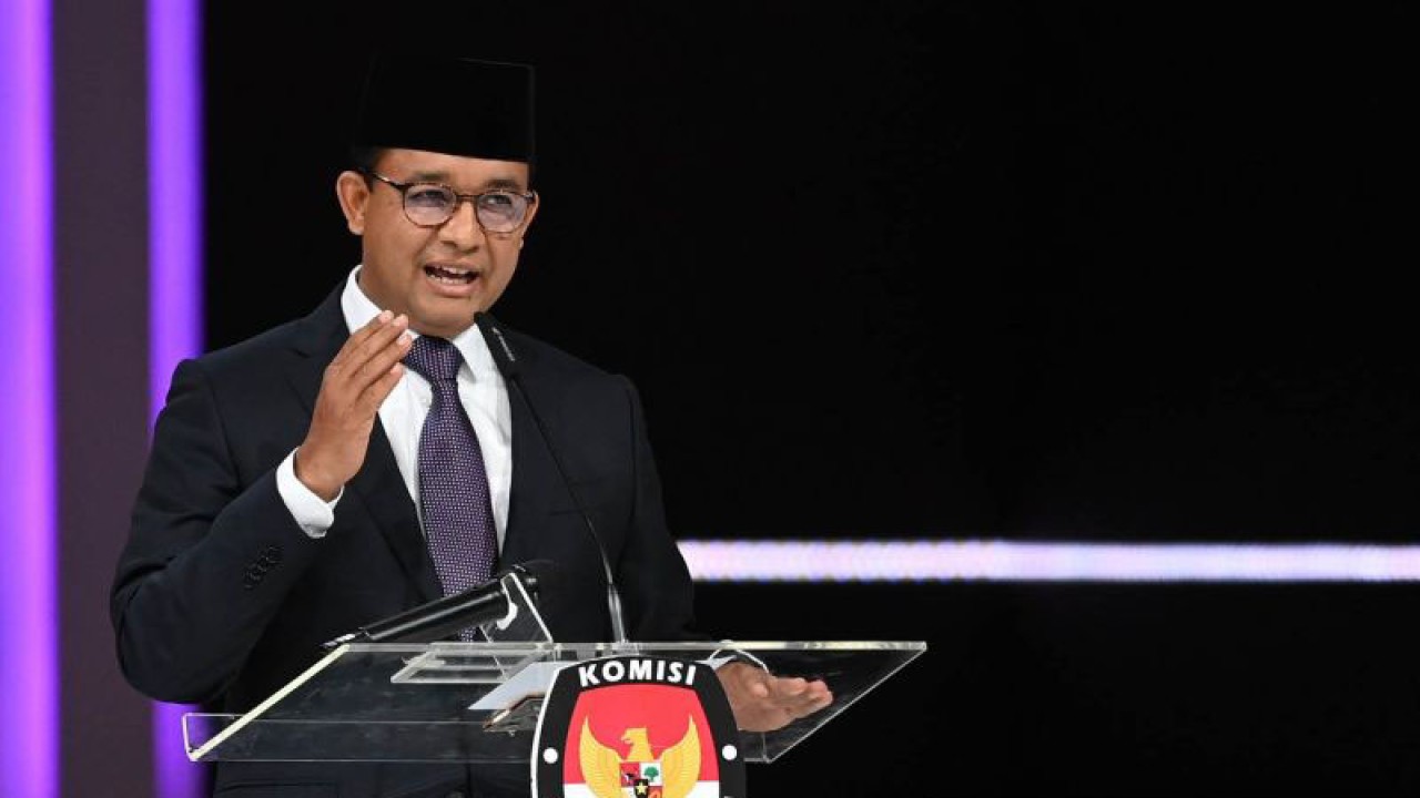 Capres RI Anies Baswedan menyampaikan pandangannya saat Debat Kelima Pilpres 2024 di Balai Sidang Jakarta Convention Center (JCC), Senayan, Jakarta, Minggu (4/2/2024). ANTARA FOTO/M. Risyal Hidayat/aww.