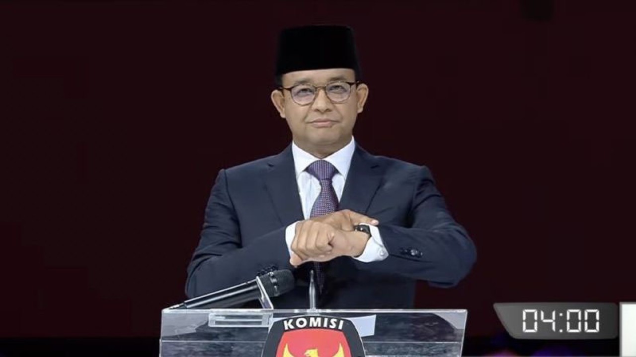Capres RI Anies Baswedan berbicara dengan bahasa isyarat ketika memberikan kata sambutan pada debat kelima Pilpres 2024 di Jakarta, Minggu (4/2/2024). ANTARA/YouTube-KPU RI