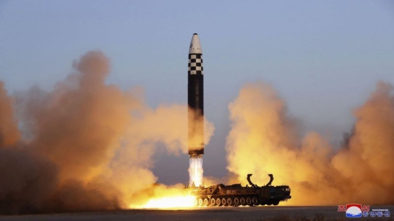 Arsip - Rudal balistik antarbenua Hwasong-17 diluncurkan dari Bandara Internasional Pyongyang pada 16 Maret 2023. ( (KCNA/Kyodo)