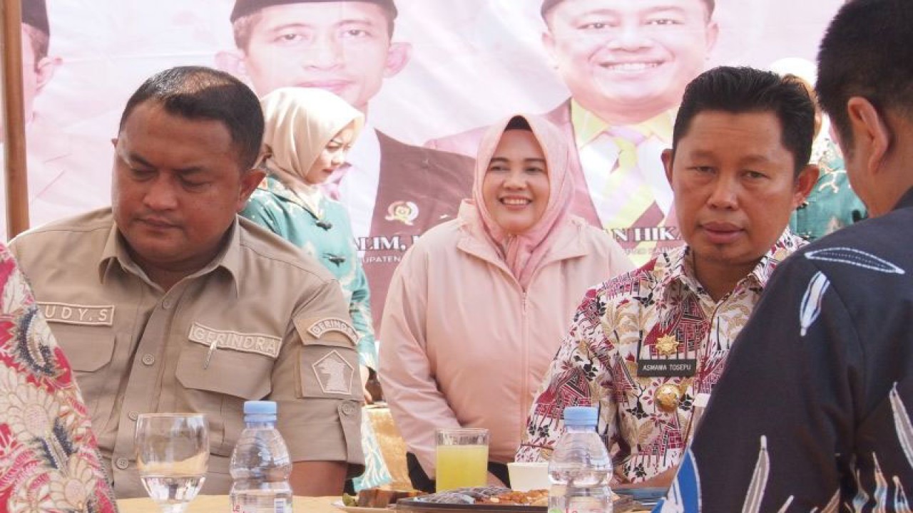 Pj Bupati Bogor Asmawa Tosepu (kanan) bersama Ketua DPRD Kabupaten Bogor Rudy Susmanto di area Gedung DPRD, Cibinong, Kabupaten Bogor, Jawa Barat, Kamis (1/2/2024). (ANTARA/M Fikri Setiawan)