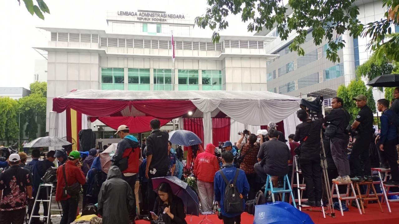 Awak media menunggu kedatangan presiden Jokowi di TPS 10 / Foto: Arf18