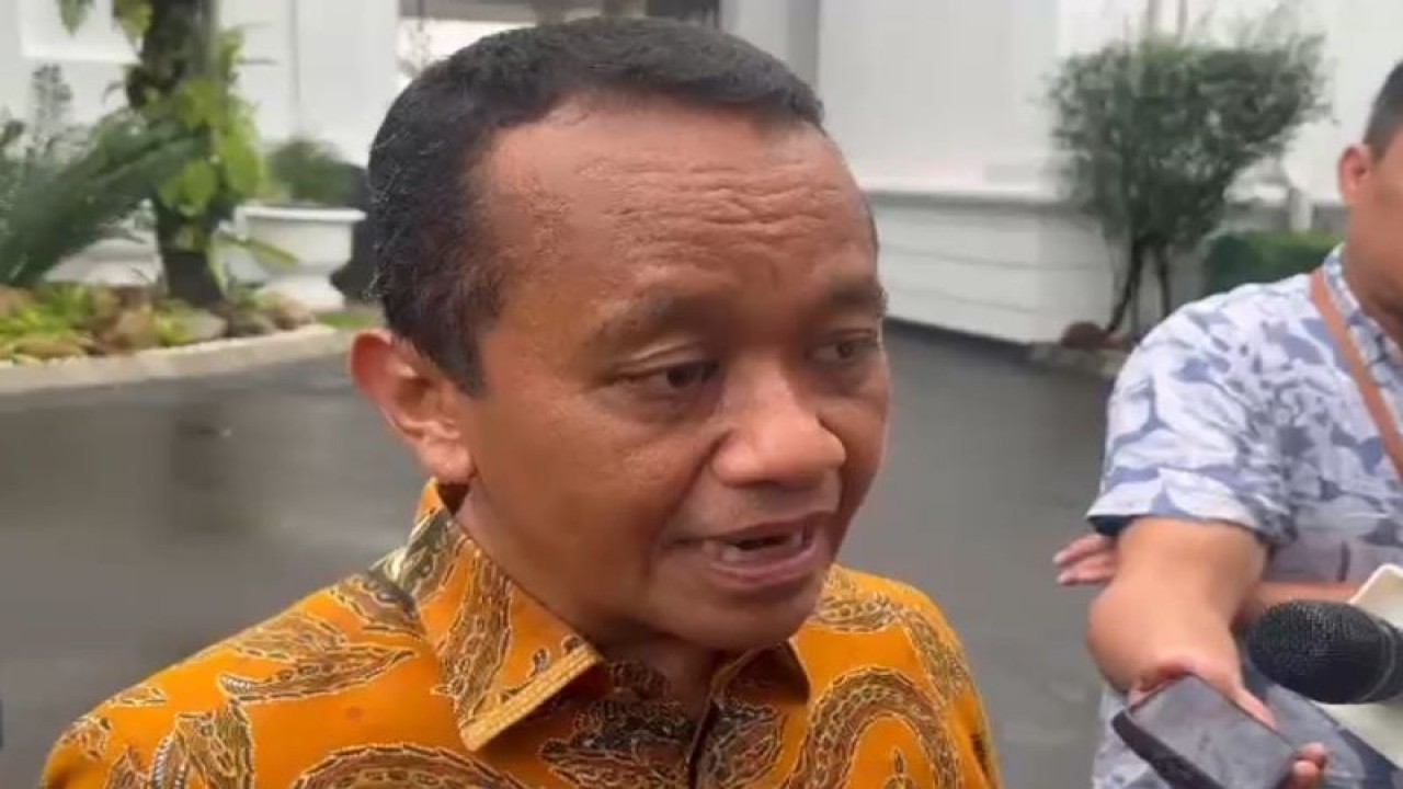 Ketua Tim Kerja Strategis (TKS) pasangan calon presiden dan calon wakil presiden nomor urut 2 Prabowo Subianto dan Gibran Rakabuming Raka, Bahlil Lahadalia memberikan keterangan pers di Jakarta, Senin (5/2/2024). ANTARA/Rangga Pandu