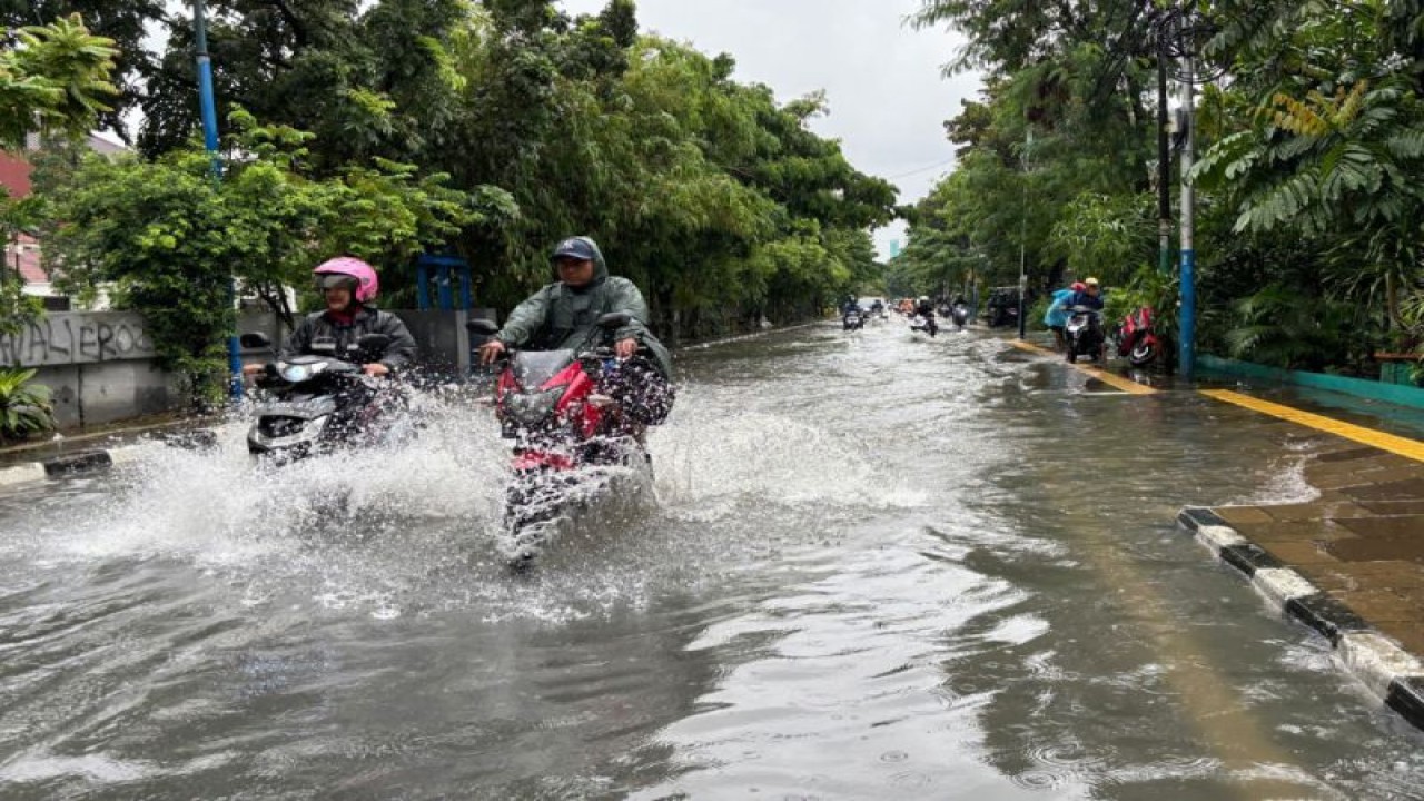 Banjir di jalan di wilayah Cempaka Putih, Jakarta Pusat. (Foto: ANTARA/HO)