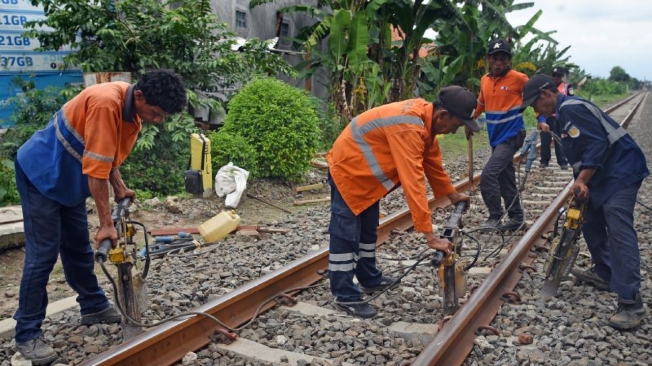 Ilustrasi pekerja menggunakan mesin pemadat tanah (Hand Tie Tamper) melakukan pemadatan jalur rel (ballast) kereta api di lokasi yang sempat terendam banjir di Kampung Cimuncang, Serang, Banten, Rabu (25/5/2022). ANTARA FOTO/Asep Fathulrahman/wsj. (ANTARA FOTO/ASEP FATHULRAHMAN)