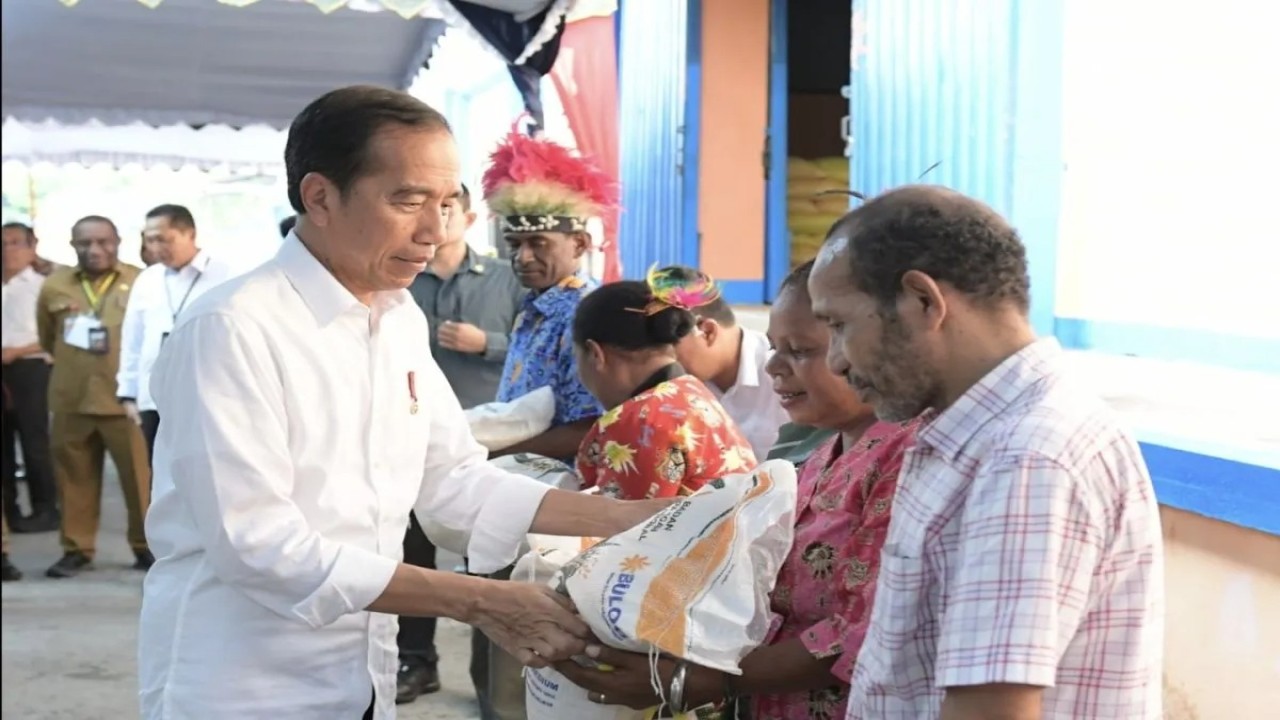 Presiden Joko Widodo memberikan bantuan pangan beras/ist