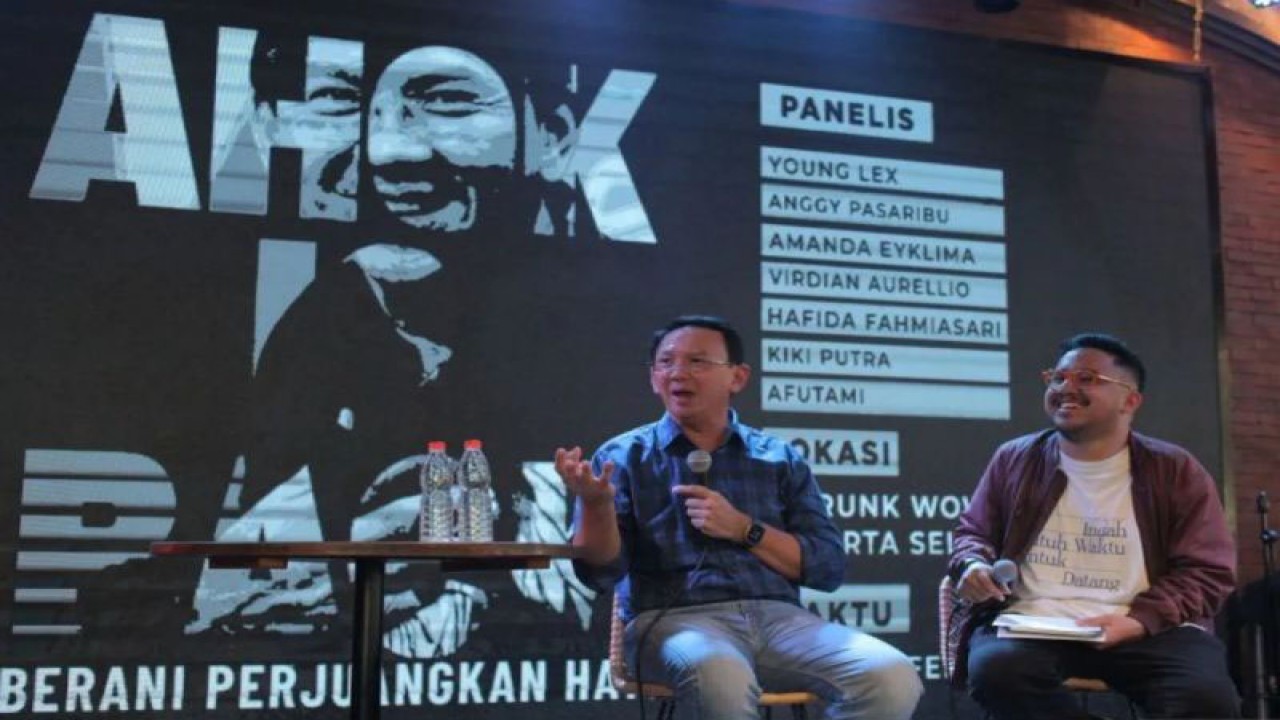 Mantan Komisaris Utama Pertamina yang juga kader PDI Perjuangan Basuki Tjahaja Purnama atau Ahok (kiri) didampingi moderator Gracello Yeshua Davny Bonar berbicara dalam diskusi bertajuk "Ahok is Back" di Jakarta, Kamis (8/2/2024). Dalam acara tersebut Ahok menegaskan bahwa dirinya merupakan kader PDI Perjuangan yang memegang kartu keanggotaan resmi. ANTARA FOTO/Reno Esnir/foc.