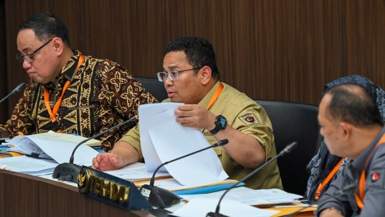 Arsip foto - Ketua Bawaslu RI Rahmat Bagja (kedua kiri) bersama Anggota Bawaslu RI Herwyn Jefler H. Malonda (kiri) dan Totok Hariyono (kanan) selaku teradu mengikuti sidang pemeriksaan dugaan pelanggaran Kode Etik Penyelenggara Pemilu (KEPP) di Ruang sidang DKPP, Jakarta, Senin (29/1/2024). ANTARA FOTO/Sulthony Hasanuddin/wpa/aa.
