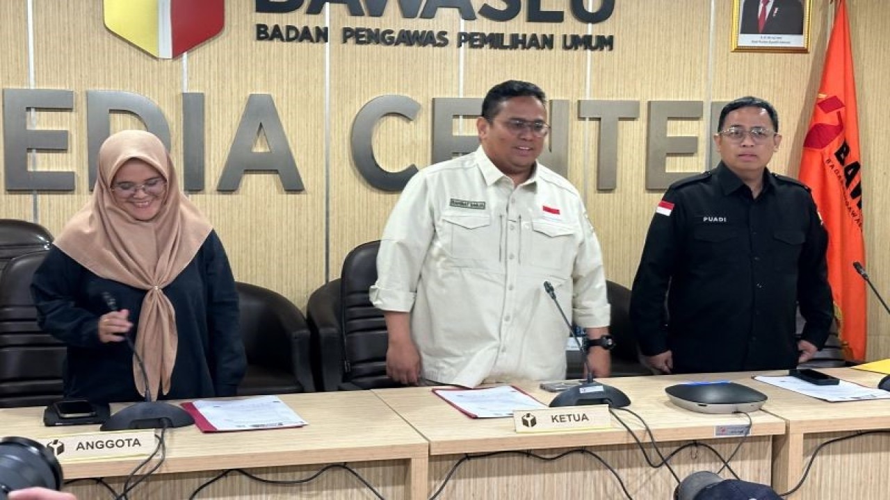 Ketua Bawaslu RI Rahmat Bagja (tengah) bersama Anggota Bawaslu RI Lolly Suhenty (kiri) dan Puadi (kanan) di Gedung Bawaslu RI, Jakarta, Kamis (15/2/2024). (ANTARA/Rio Feisal)