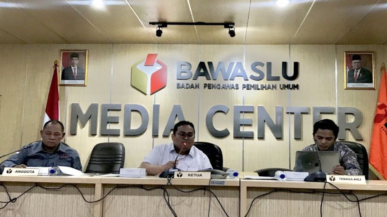 Ketua Badan Pengawas Pemilu (Bawaslu) RI Rahmat Bagja (tengah) mengumumkan hasil pemetaan kerawanan di TPS saat jumpa pers di Kantor Bawaslu RI, Jakarta, Minggu (11/2/2024). ANTARA/Genta Tenri Mawangi.