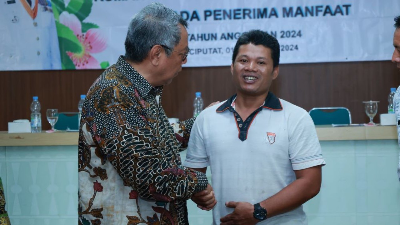 Warga Ciputat, Edi Santoso menyampaikan ucapan terima kasih ke jajaran Pemkot Tangsel, khususnya kepada Wali Kota Benyamin Davnie, karena telah merealisasikan program bedah rumah. (Istimewa/Pemkot Tangsel)