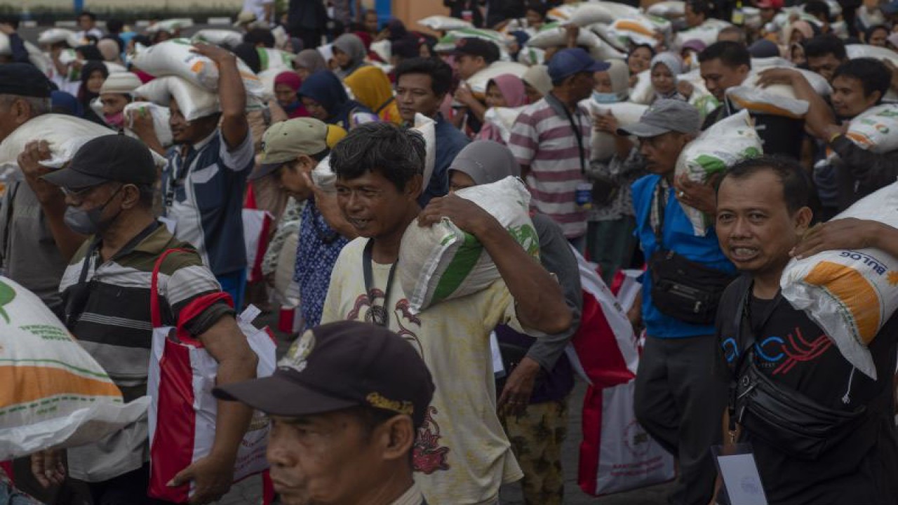 Warga membawa beras yang didapatkan saat penyaluran bantuan pangan beras di Gudang Bulog Meger, Klaten, Jawa Tengah, Rabu (31/1/2024). . ANTARA FOTO/Aloysius Jarot Nugroho/rwa.