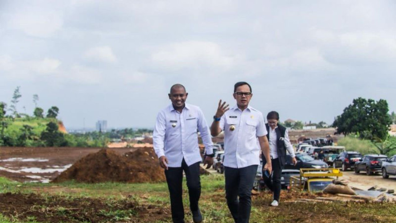 Wali Kota Bogor Bima Arya di lahan calon pusat pemerintahan, Kelurahan Katulampa, Kecamatan Bogor Timur, Kota Bogor, Jawa Barat. (ANTARA/HO-Humas Pemkot Bogor)