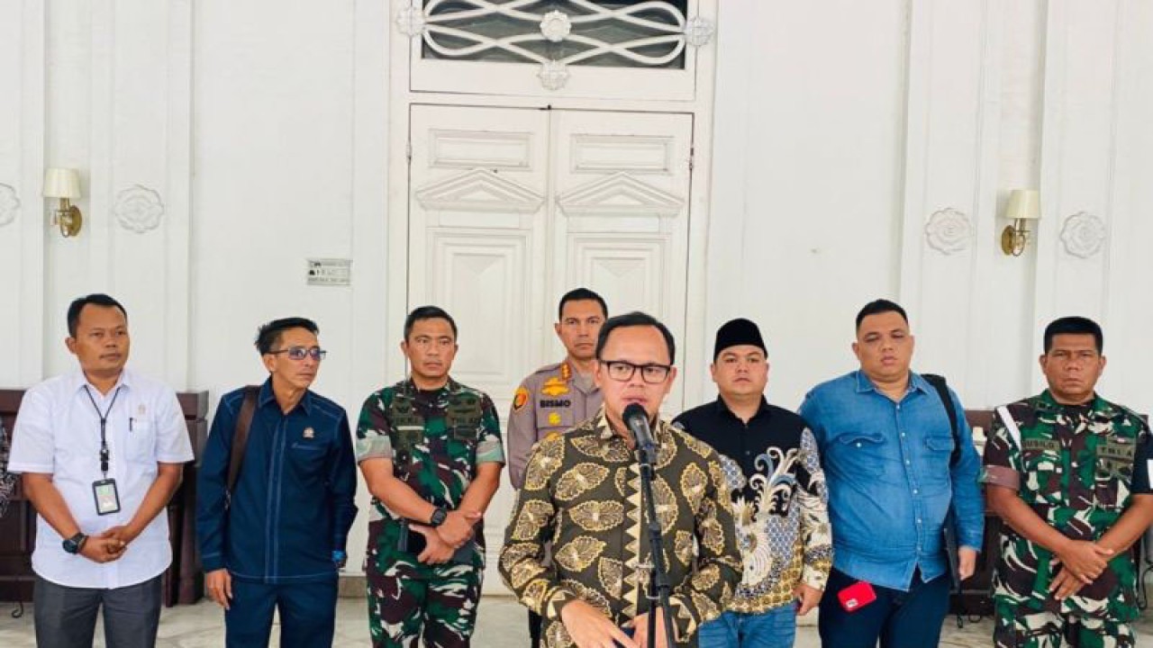 Wali Kota Bogor Bima Arya Sugiarto di Balai Kota Bogor, Jawa Barat. (ANTARA/Shabrina Zakaria)