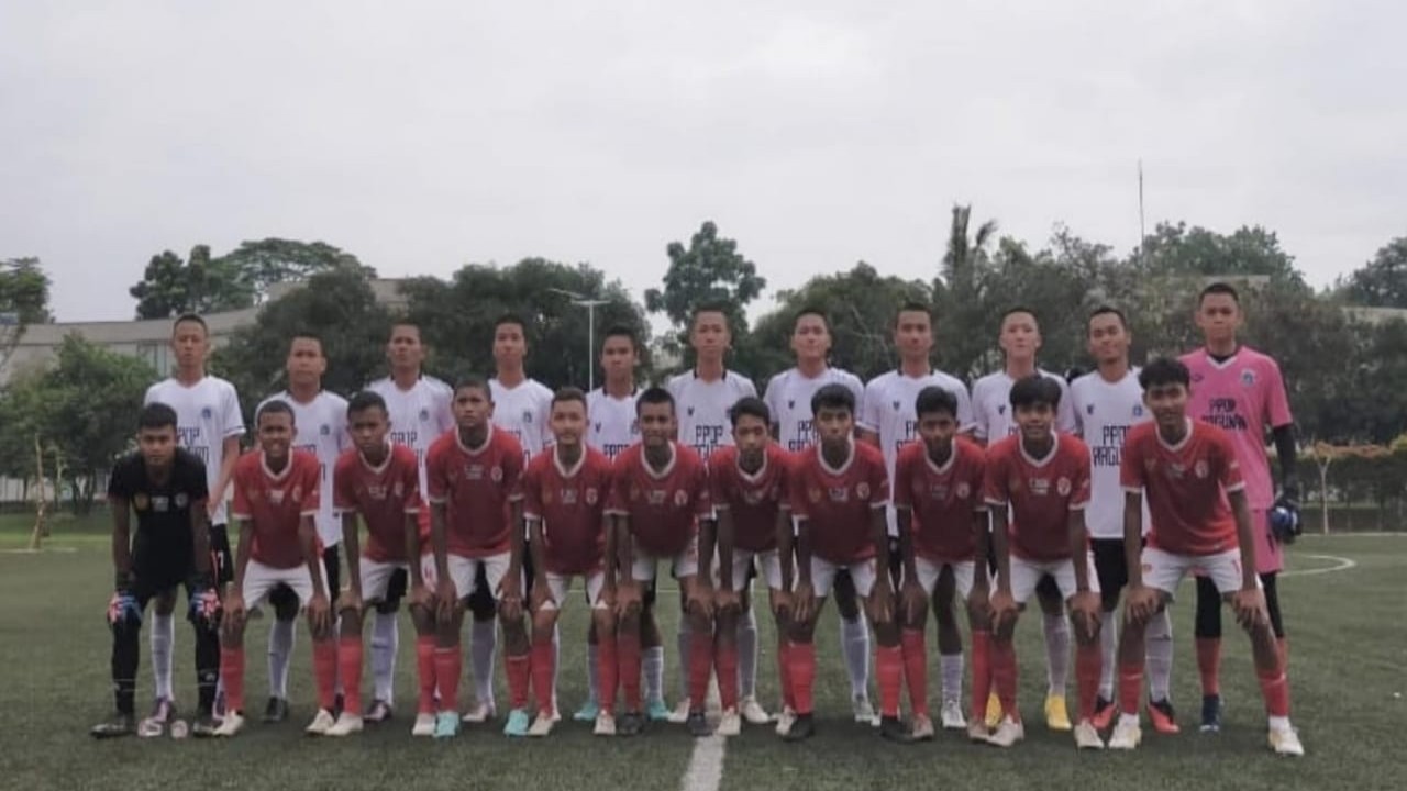 Timnas Pelajar BLiSPI Indonesia U16 (memakai kostum merah-putih) berfoto dengan Tim PPOP Ragunan DKI Jakarta U17 jelang laga uji coba di Lapangan PPOP Ragunan Jakarta