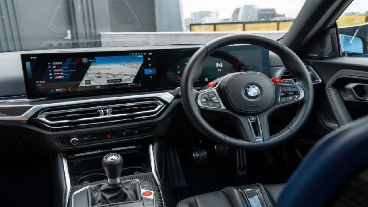 BMW menjadi salah satu pabrikan mobil premium yang masih menawarkan penggunaan transmisi manual. (Istimewa)