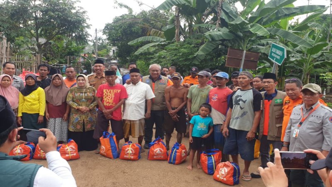 Deputi Bidang Logpal BNPB Lilik Kurniawan saat melakukan kunjungan kerja ke lokasi terdampak banjir bandang di Kabupaten Pasuruan, Jawa Timur, Selasa (30/1). ANTARA/HO-BNPB.