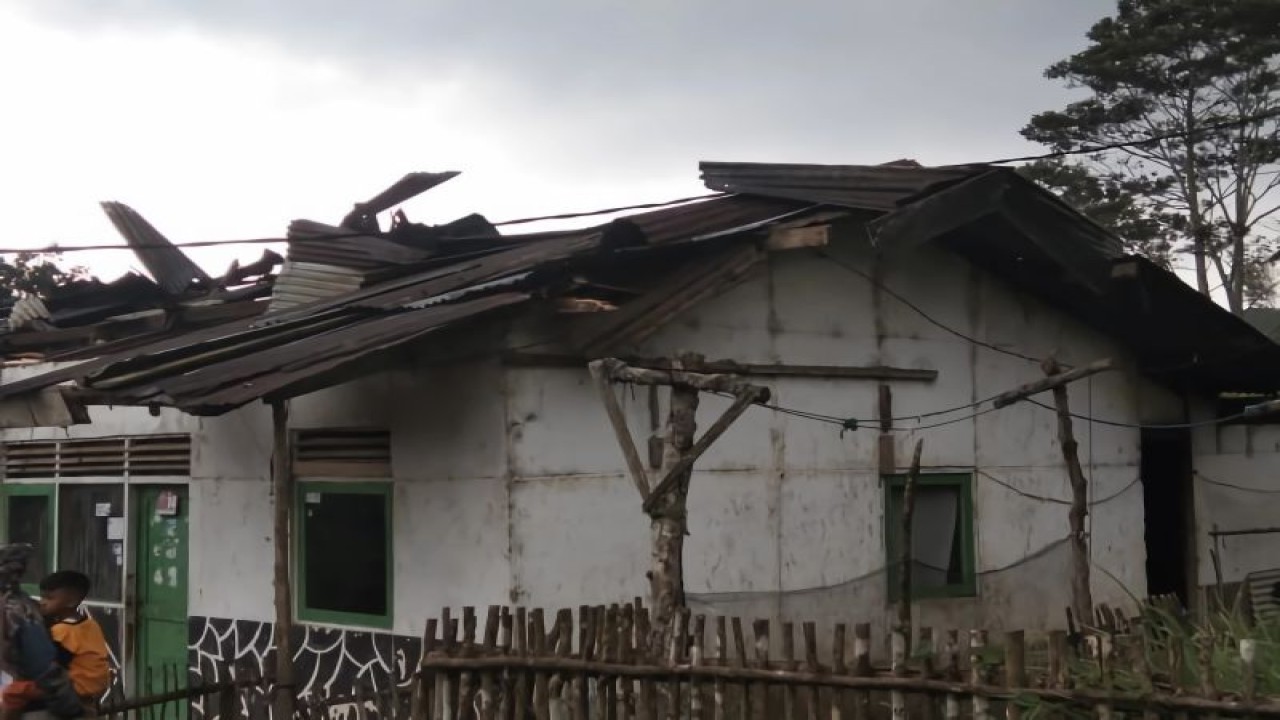 Sebuah rumah mengalami kerusakan pada bagian atap usai diterjang angin puting beliung di Kampung Citawa, Desa Tarumajaya, Kecamatan Kertasari, Kabupaten Bandung, Minggu (25/2/2024). (ANTARA/HO-BPBD Jabar)