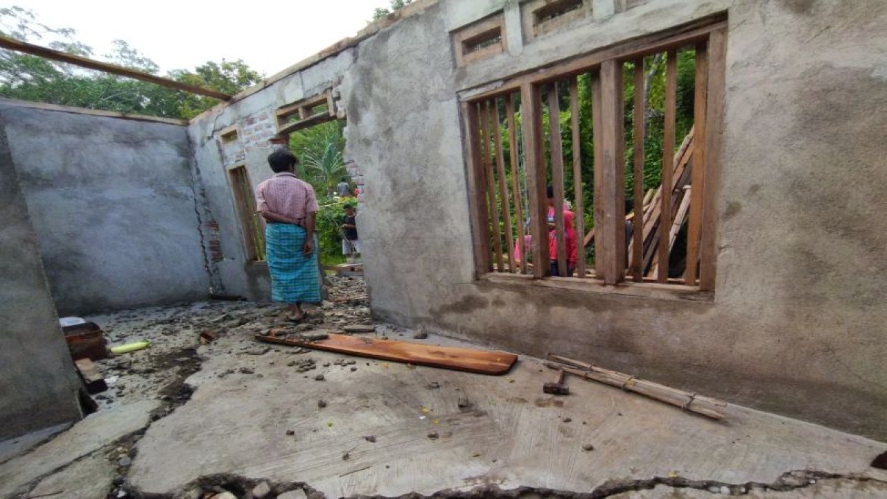 Ilustrasi: Rumah milik Benyamin Nenohaifeto (43) yang rusak akibat pergerakan tanah di Kampung Wae Munting, Desa Persiapan Benteng Tado, Kecamatan Sano Nggoang, Kabupaten Manggarai Barat, NTT, Minggu (27/3/2022). (ANTARA/Fransiska Mariana Nuka)