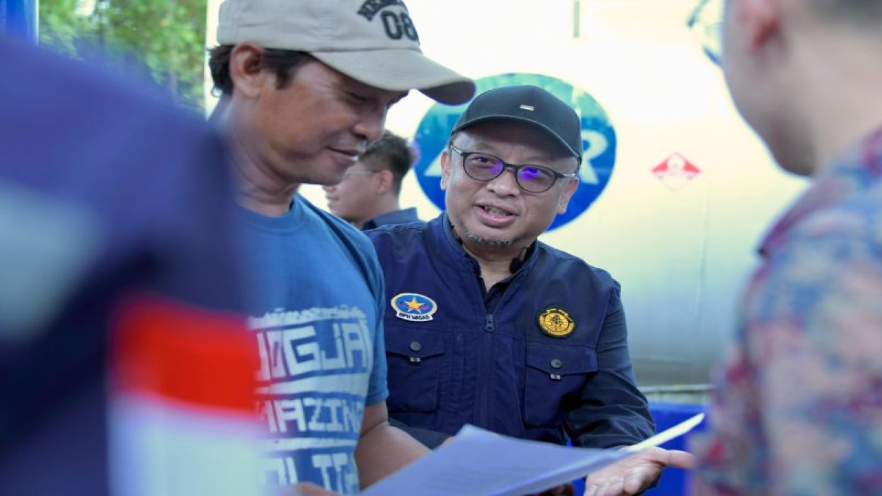 Anggota Komite BPH Migas Abdul Halim (tengah) saat uji coba penggunaan aplikasi surat rekomendasi di salah satu stasiun pengisian bahan bakar untuk nelayan (SPBN) di Kabupaten Cirebon, Jawa Barat. ANTARA/HO-Humas BPH Migas