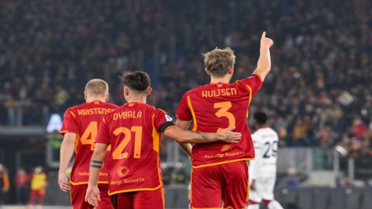 Selebrasi Dean Huijsen (kiri) setelah mencetak gol untuk AS Roma dalam pertandingan liga Italia lawan Cagliari di Stadion Olimpico pada Selasa (06/2/2024). ANTARA/HO-AS Roma