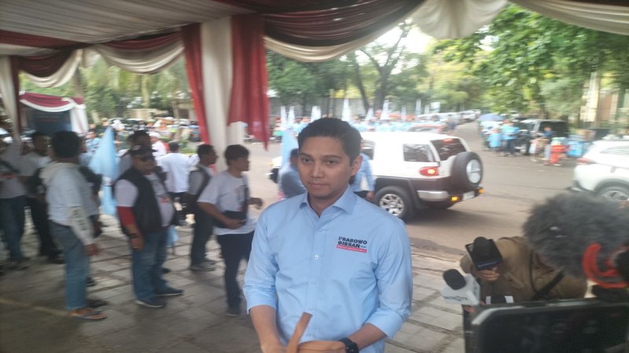 Komandan Tim Komunikasi Bravo (TKN) Prabowo Gibran Budisatrio Djiwandono di kediaman Prabowo kawasan Kartanegara, Jakarta Selatan, Minggu (4/2/2024). ANTARA/Walda Marison