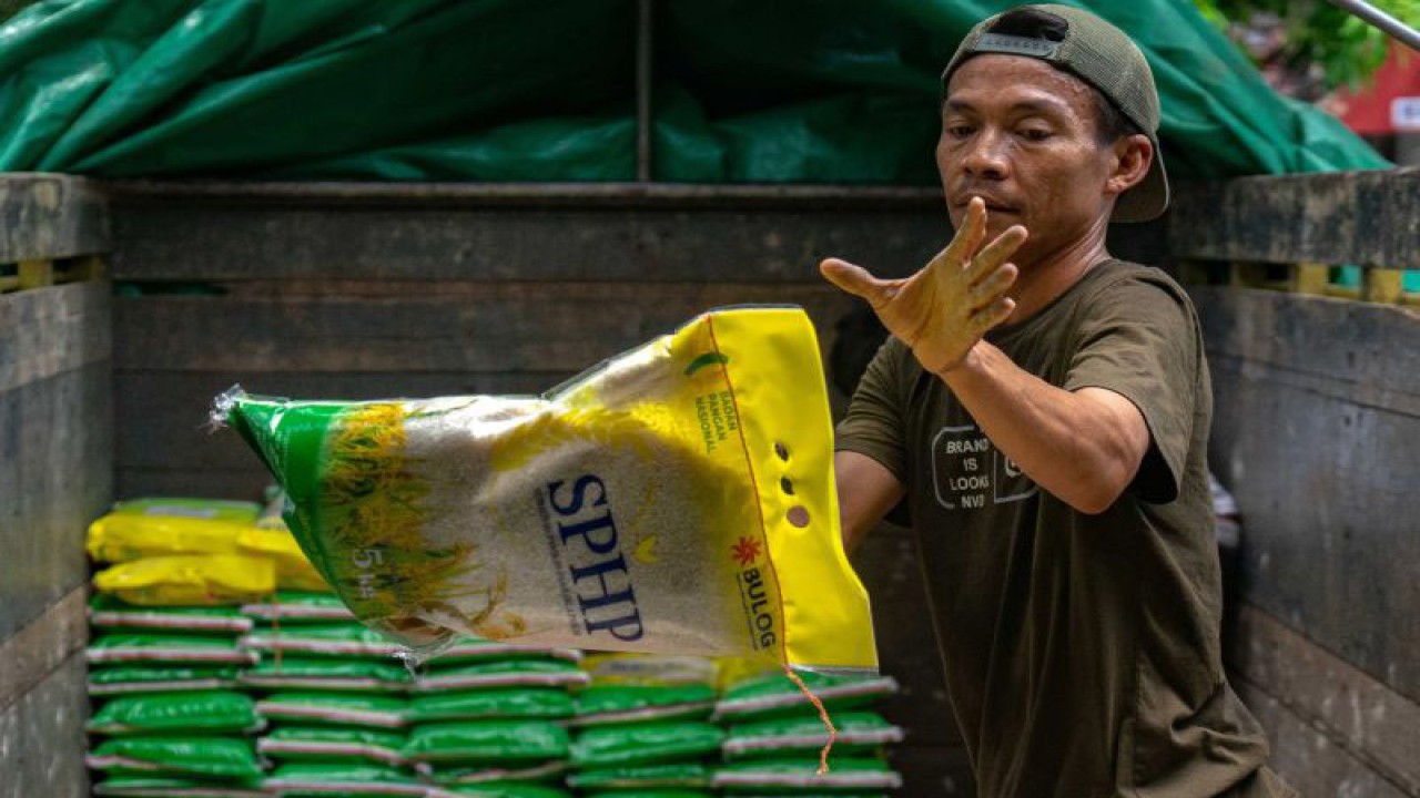 Arsip - Pekerja mendistribusikan beras Bulog di Pasar Beringharjo, Yogyakarta, Kamis (11/1/2024). ANTARA FOTO/Andreas Fitri Atmoko/agr/Spt.