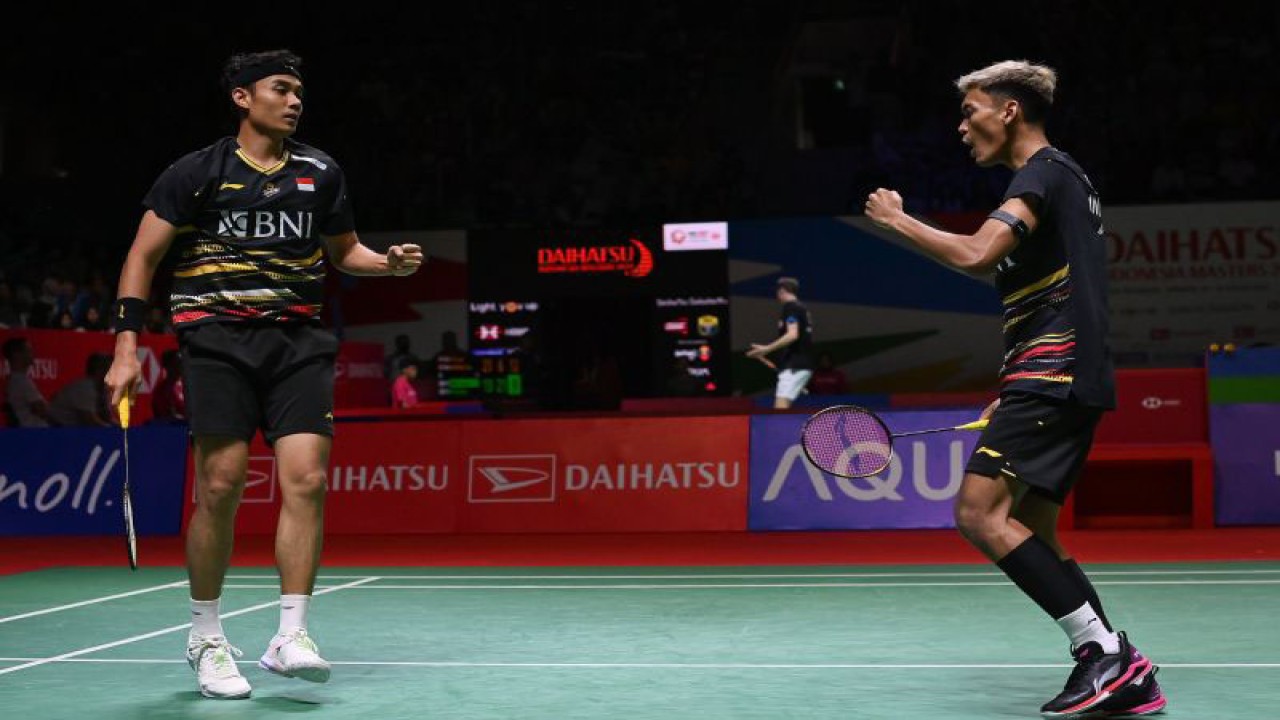 Ekspresi pebulu tangkis ganda putra Indonesia Bagas Maulana (kiri) dan Muhammad Shohibul Fikri (kanan) usai meraih poin dari lawannya pebulu tangkis Jepang Akira Koga dan Taichi Saito pada babak 16 besar Daihatsu Indonesia Masters 2024 di Istora Senayan, Gelora Bung Karno (GBK), Jakarta, Kamis (25/1/2024). . ANTARA FOTO/Aditya Pradana Putra/rwa.