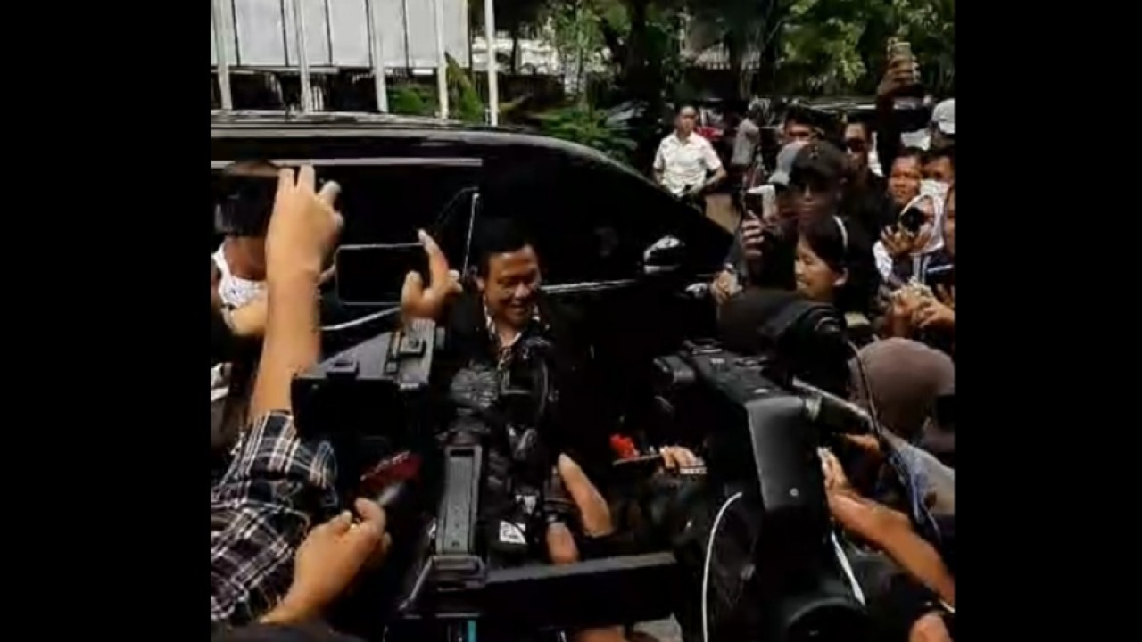 Cawapres nomor urut 1, Muhaimin Iskandar atau Cak Imin saat tiba di Markas Pemenangan Timnas AMIN, Jalan Diponegoro, Jakarta Pusat, Rabu (14/2/2024).