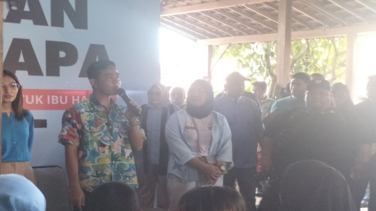Calon Wakil Presiden RI Gibran Rakabuming Raka di balai warga kawasan Cipayung, Depok, Jawa Barat, Jumat (2/2/2024). ANTARA/Walda