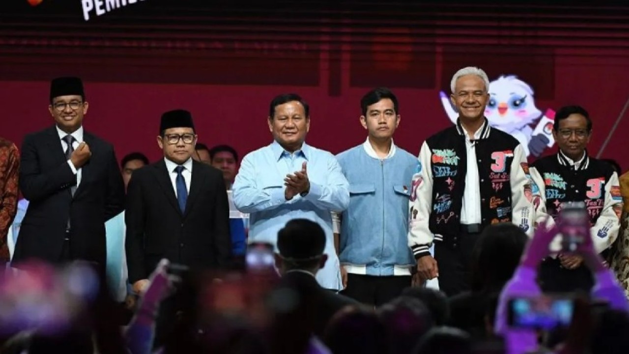 Capres-cawapres nomor urut 1 Anies Baswedan (kiri) dan Muhaimin Iskandar (kedua kiri), Capres-Cawapres nomor urut 2 Prabowo Subianto (ketiga kiri) dan Gibran Rakabuming Raka (ketiga kanan), serta Capres-Cawapres nomor urut 3 Ganjar Pranowo (kedua kanan) dan Mahfud MD (kanan) berfoto usai debat kelima Pilpres 2024 di Balai Sidang Jakarta Convention Center (JCC) Senayan, Jakarta, Minggu (4/2/2024). ANTARA FOTO/Aditya Pradana Putra/aa.