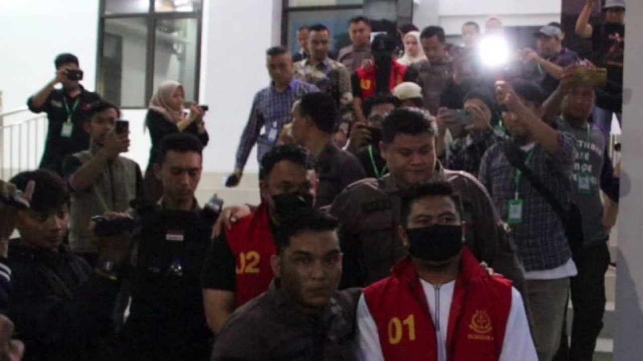 Tiga orang tersangka kasus dugaan korupsi penyertaan modal Pemkab Cianjur, Jawa Barat, ke BUMD Cianjur Sugih Mukti, digiring menuju mobil tahanan, Kamis (1/2/2024) malam.(ANTARA/Ahmad Fikri). (Ahmad Fikri)