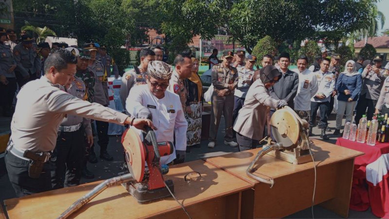 Bupati Cirebon Imron (tengah kiri) dan Kapolresta Cirebon Kombes Pol Sumarni (kerudung hitam kanan) saat memusnahkan barang bukti knalpot bising hasil razia di Cirebon, Jawa Barat, Kamis (1/2/2024). ANTARA/Fathnur Rohman.