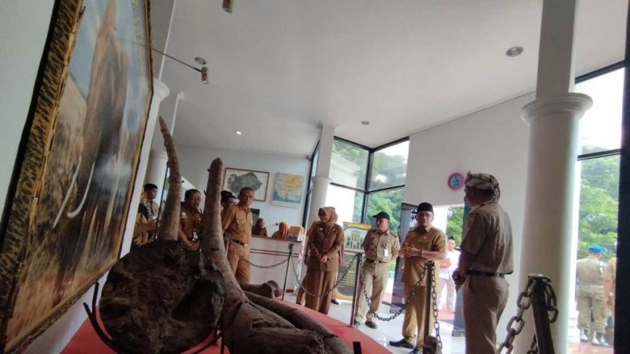 Penjabat Bupati Kudus Muhamad Hasan Chabibie saat berkunjung ke Museum Patiayam Kudus, Jawa Tengah. (ANTARA/Akhmad Nazaruddin Lathif)