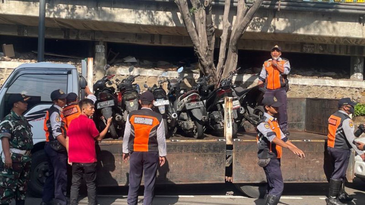 Dinas Perhubungan (Dishub) Jakarta Pusat mengangkut sepeda motor yang parkir liar di trotoar sekitar Stasiun Sudirman, Jakarta Pusat, Jumat (02/02/2024) ANTARA/Lifia Mawaddah Putri.