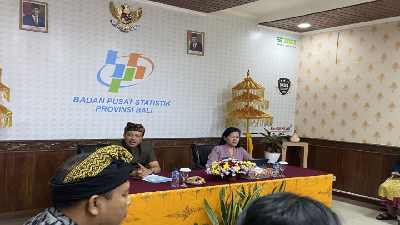 Kepala BPS Bali Endang Retno Sri Subiyandani bersama Sekda Bali Dewa Made Indra saat penyampaian inflasi Provinsi Bali Januari 2024 di Denpasar, Kamis (1/2/2024). ANTARA/Ni Putu Putri Muliantari