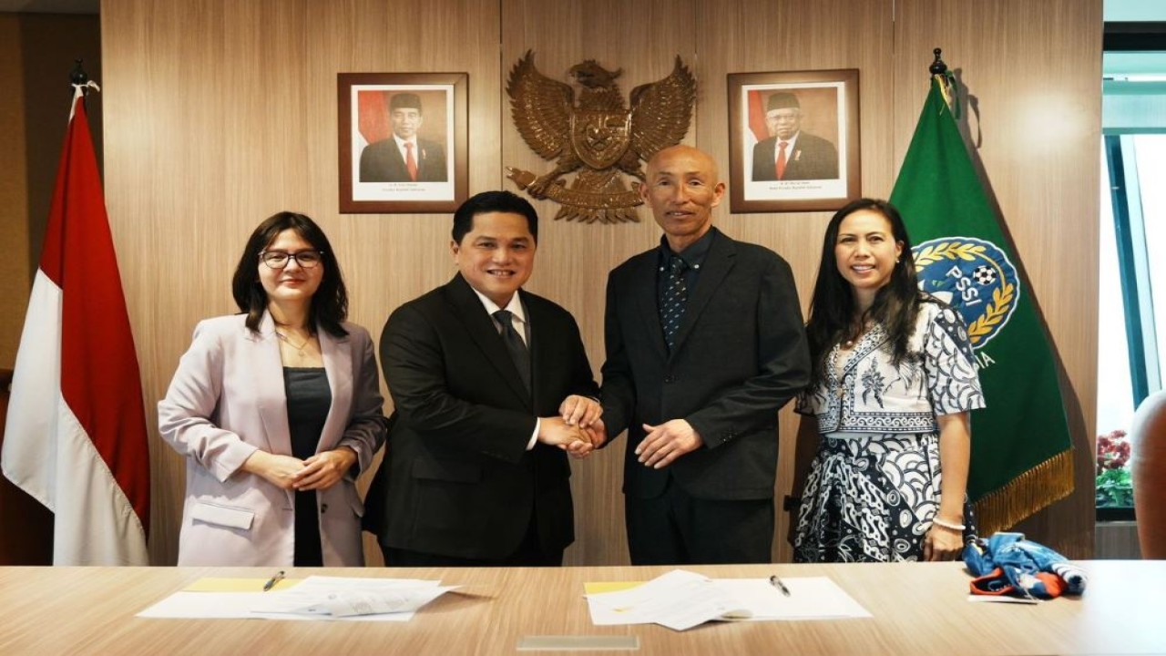 Ketua Umum PSSI Erick Thohir melakukan penandatangan kontrak dengan Satoru Mochizuki, pelatih timnas putri Indonesia asal Jepang di Jakarta, Selasa (20/2/2024). (Foto: Istimewa)