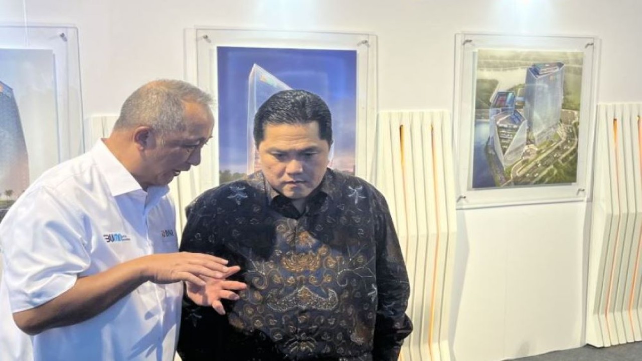 Menteri BUMN Erick Thohir bersama Direktur Utama BNI Royke Tumilaar saat menghadiri acara groundbreaking pembangunan Gedung PT Bank Negara Indonesia (Persero) Tbk (BNI) Central Business District (CBD) Pantai Indah Kapuk (PIK) 2, Tangerang, Banten, Selasa (20/2/2024). (M. Baqir Idrus Alatas/Antara)