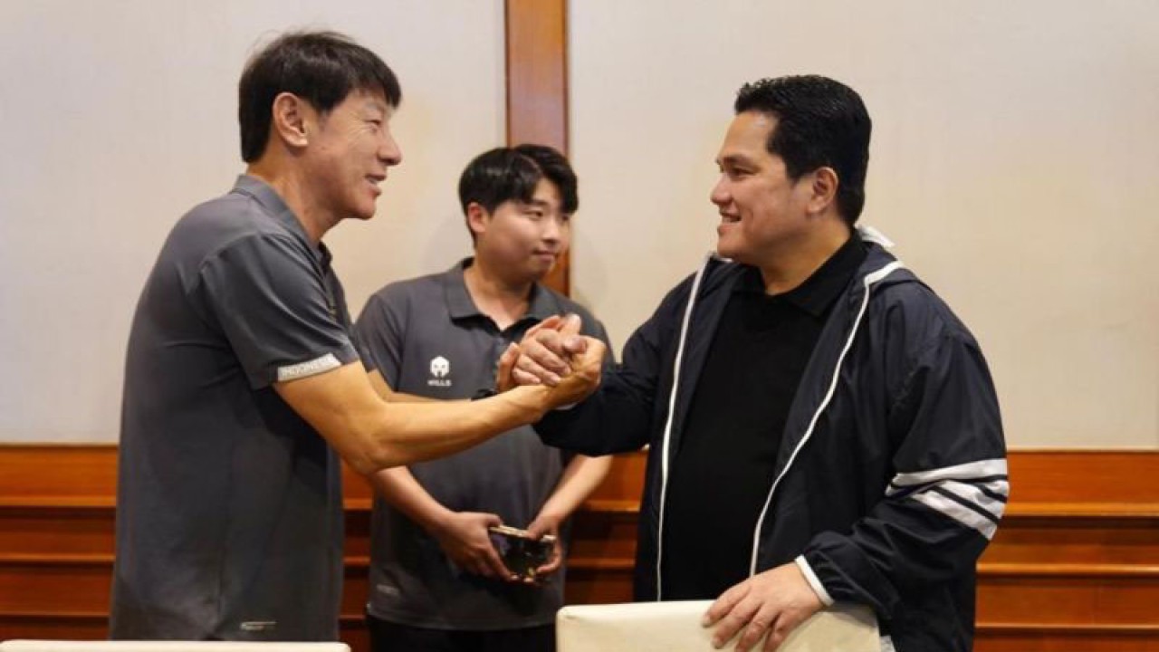 Foto arsip - Ketua Umum PSSI Erick Thohir (kanan) berjabat tangan dengan pelatih timnas Shin Tae-yong (kiri) saat menemui pemain Timnas Indonesia U-23 di hotel sebelum bertanding melawan Vietnam di final Piala AFF U-23 2023 yang akan digelar di Rayong Provincial Stadium, Sabtu (26/8/2023). Erick ingin meringankan beban di pundak pemain agar bisa bermain lepas di partai puncak nanti. ANTARA FOTO/HO/PSSI/aww.