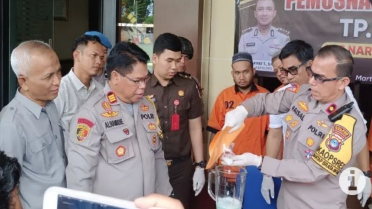 Wakapolres Banjar Kompol Faisal Amri Nasution (paling kanan) memasukan narkotika jenis sabu-sabu yang dimusnahkan dengan cara dicampur cairan detergen dan diblender di halaman Mapolres Banjar di Martapura. (ANTARA/Yose Rizal)