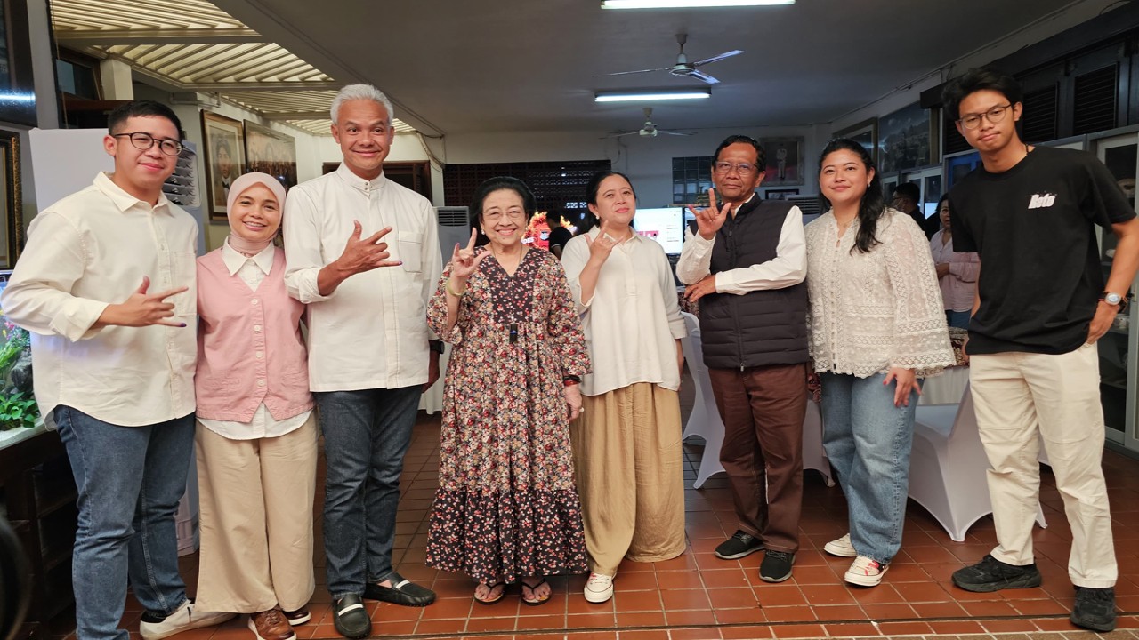 Jelang perhitungan cepat (quick count), calon wakil presiden nomor urut 3 Ganjar Pranowo-Mahfud MD menemui Ketua Umum PDIP Megawati Soekarnoputri di kediamannya di Jalan Teuku Umar, Menteng, Jakarta. (foto-foto: dok. humas PDI Perjuangan)